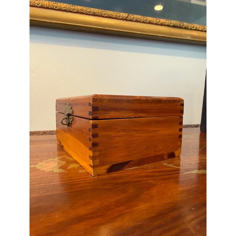 Vintage Cedar Keepsake Box with Floral Transfer Lid‎